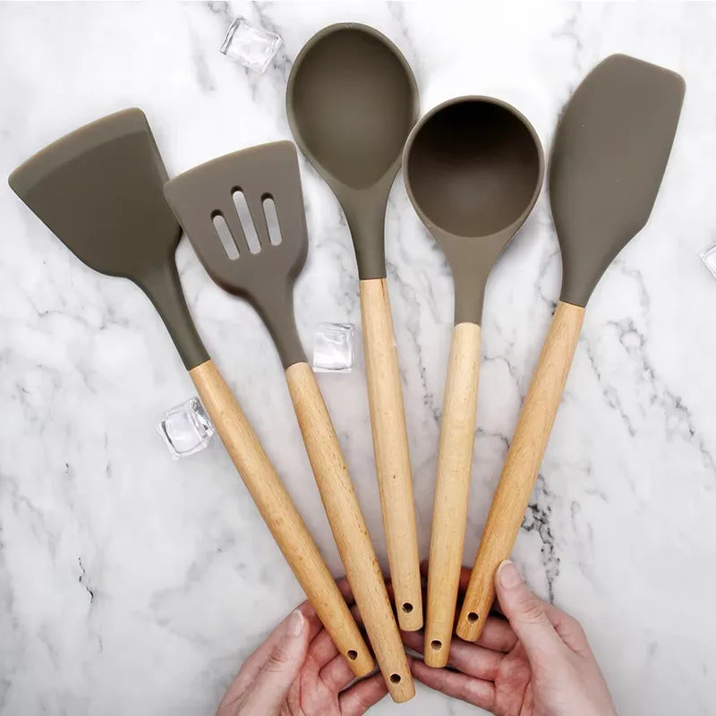 新製品：5点セットのシリコン製食器セット。木製の取っ手が付い - Kitchen Gadgets New Products のレビューと価格